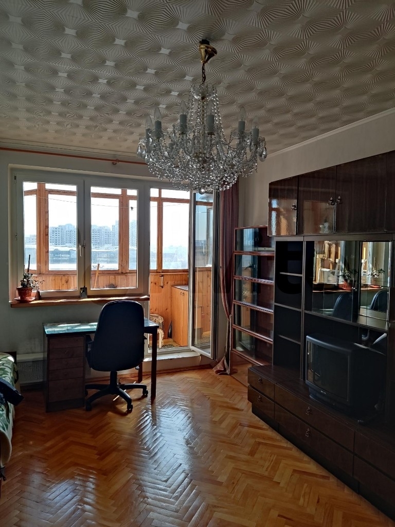 Продам 2-комнатную квартиру в развитом районе по низкой цене.