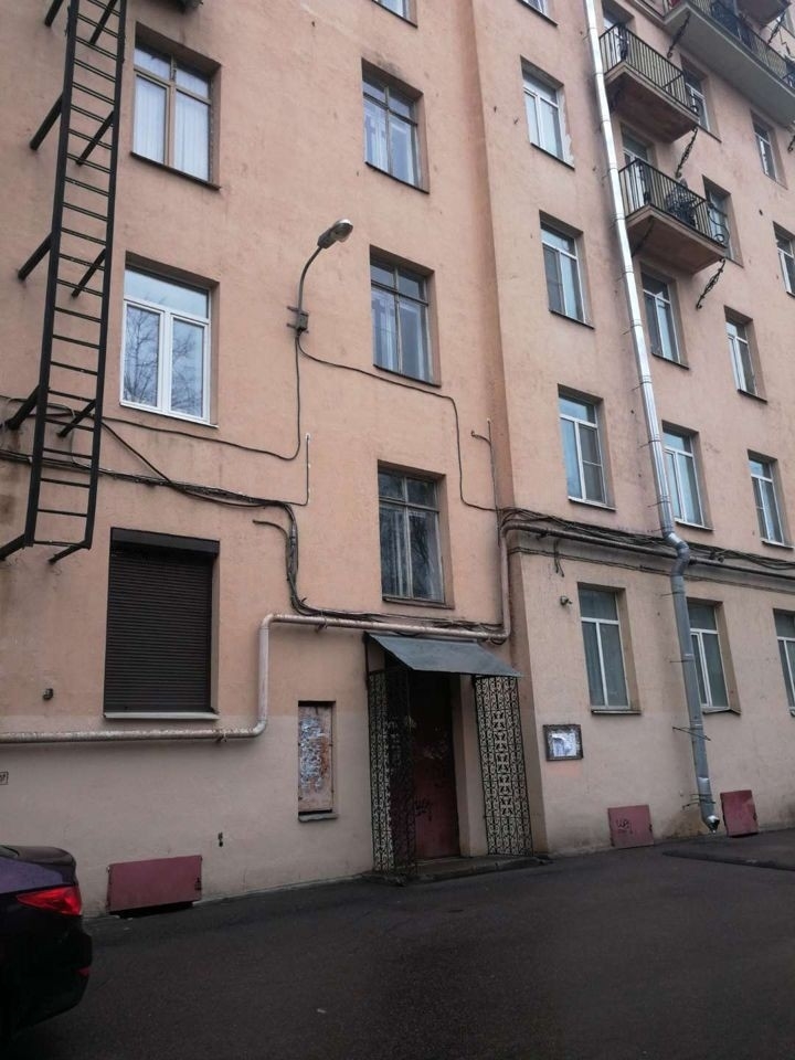 Продается 4-комнатная квартира в хорошем благоустроенном районе.
