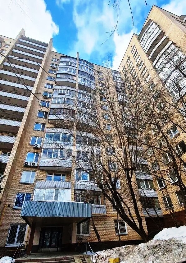 Продается 3-комнатная квартира в хорошем районе.