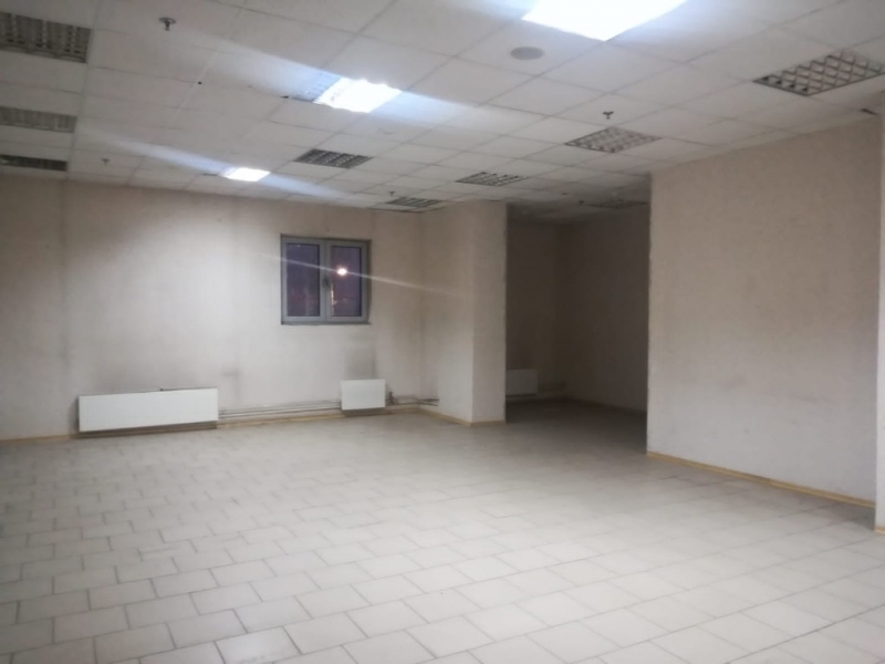 Помещение 70 м2 на 2 этаже ТЦ Юпитер с окнами и подсобным помещением.