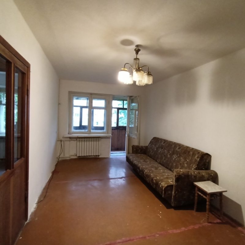 Продается 2-комнатная квартира в хорошем районе.