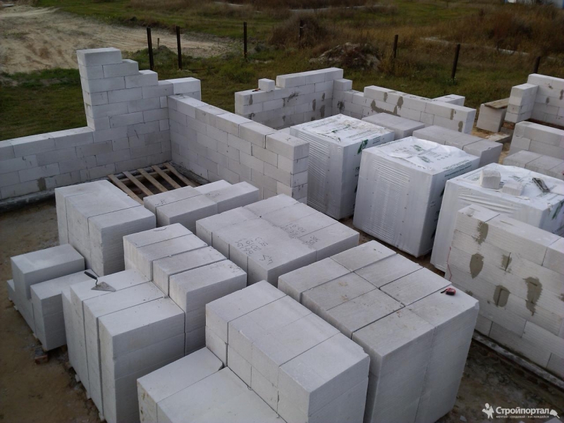 Продажей газоблоков для строительства малоэтажных зданий и построек