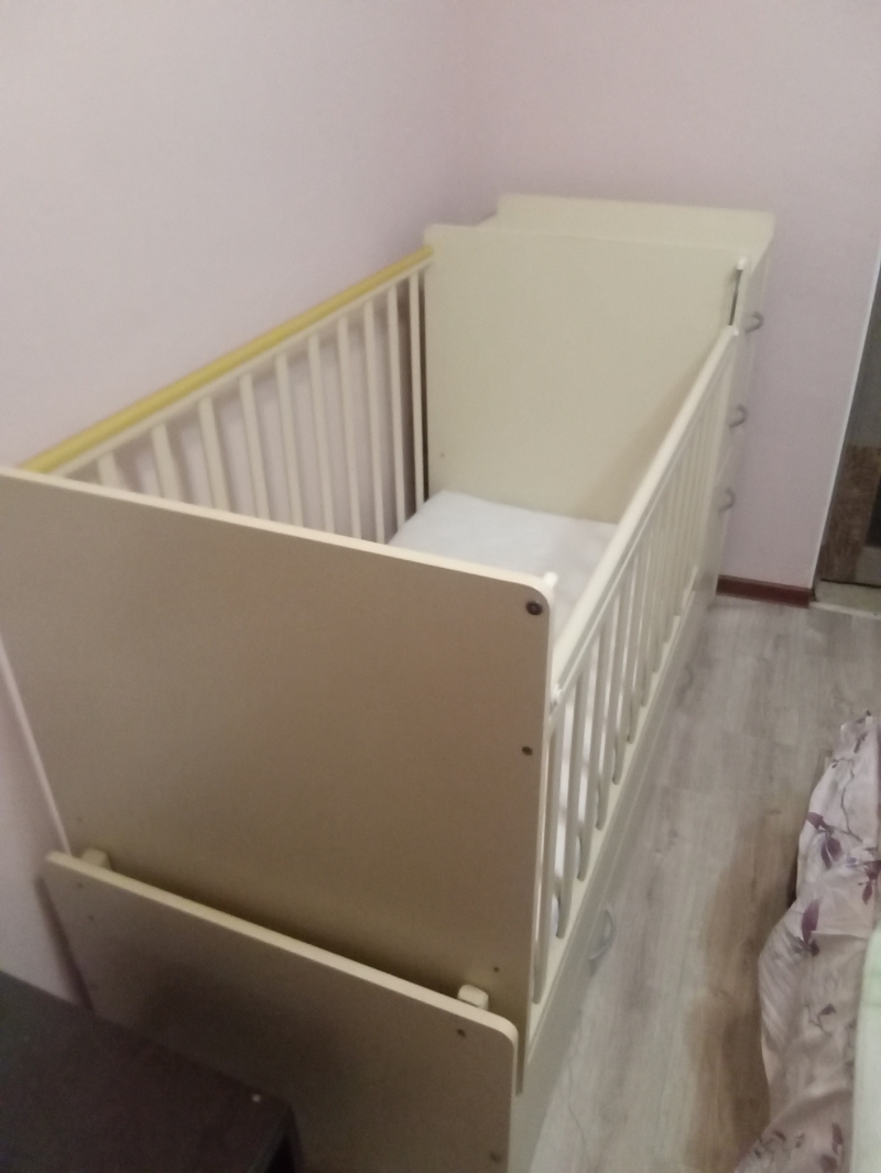 продам детскую кровать манеж с ящиками и матрасом с маятником торг.