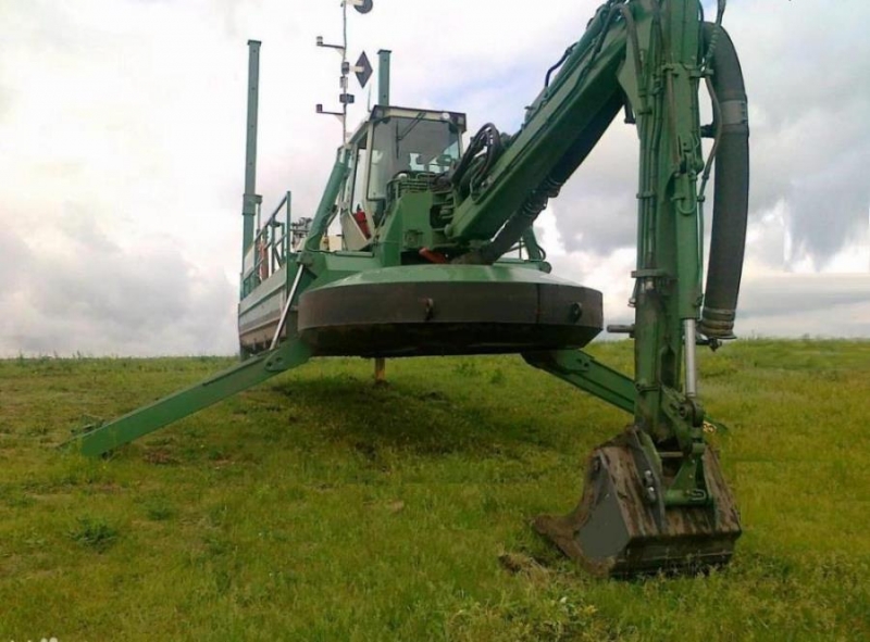 Зeмcнаряд aмфибия Aквамacтeр 900. дo 120 м3 в чaс